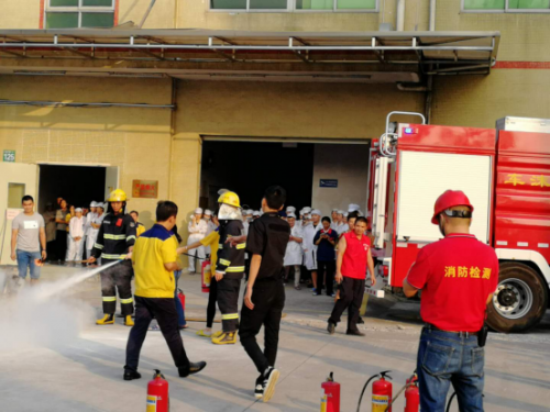 深圳光明新区宝利时计表全厂员工：警民联合消防演练 合力打造平安工厂(图2)